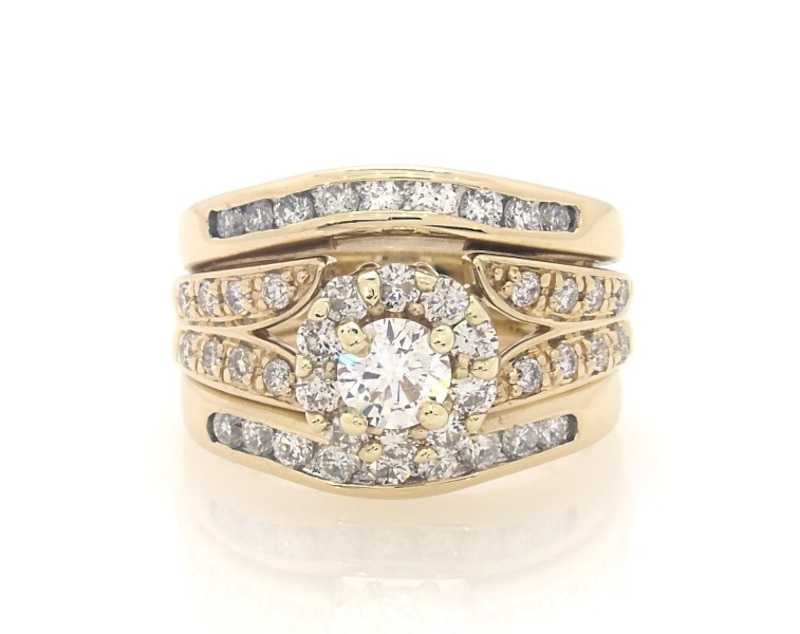 Main Image 1 of Previously Owned Round-Cut Diamond Halo Bridal Set 1-1/2 ct tw 14K Yellow Gold Size 6.25